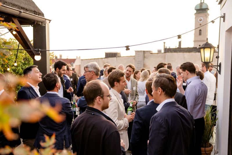 Networking auf der Dachterrasse im Abendlicht